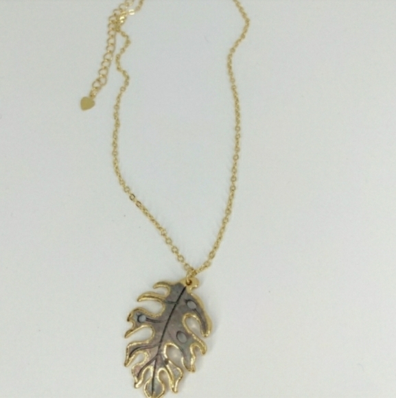 Natural carved Shell fall leaf necklace - Picture 4 of 4